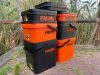 ROK 10 literes Szögletes Csalis vödör + betét + tető szett - Square Bait Bucket + Basin Black set - Narancs