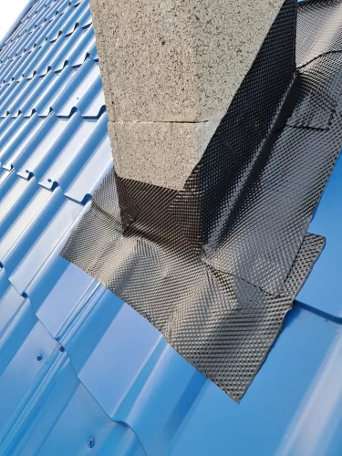 Öntapadós bitumenes kéményszegély 300 mm × 5 m – Vízzáró tetőtömítés