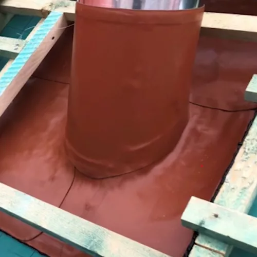 Öntapadós bitumenes kéményszegély 300 mm × 5 m – Vízzáró tetőtömítés