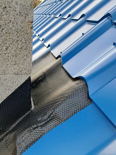 Öntapadós bitumenes kéményszegély 300 mm × 5 m – Vízzáró tetőtömítés